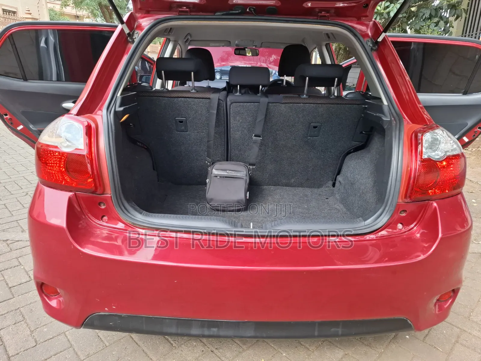 Toyota Auris 2011 Red