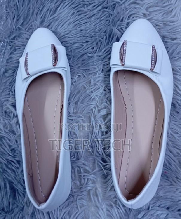 White Pointed-Toe Flat Doll Shoes Adorned With Structural Bow Metallic