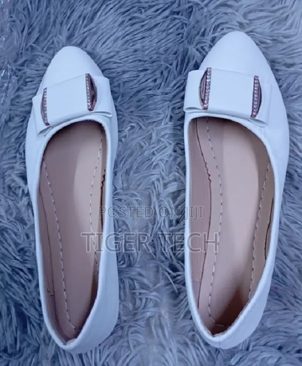 White Pointed-Toe Flat Doll Shoes Adorned With Structural Bow Metallic