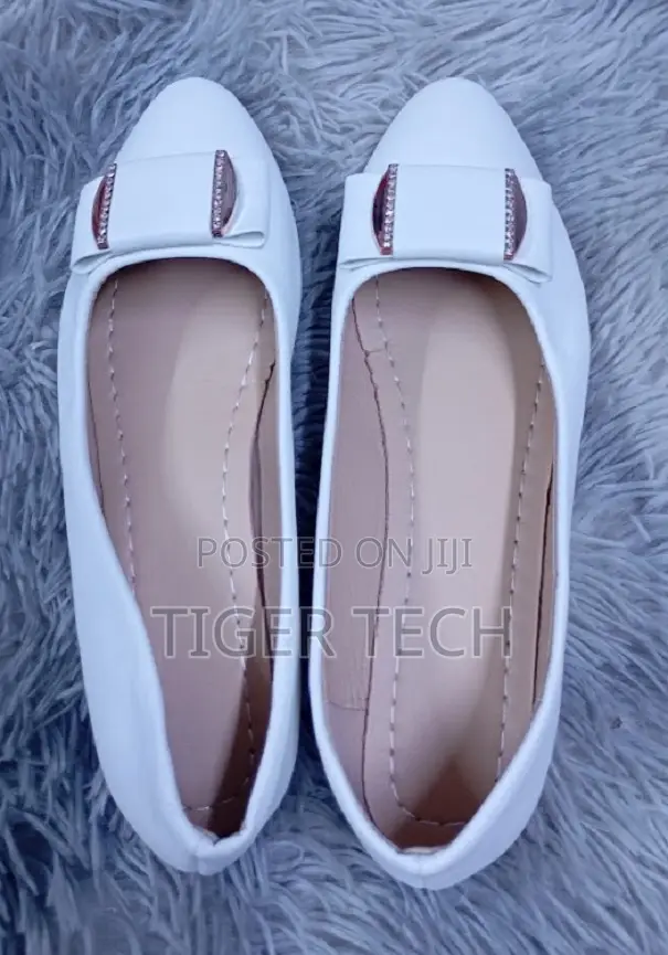 White Pointed-Toe Flat Doll Shoes Adorned With Structural Bow Metallic