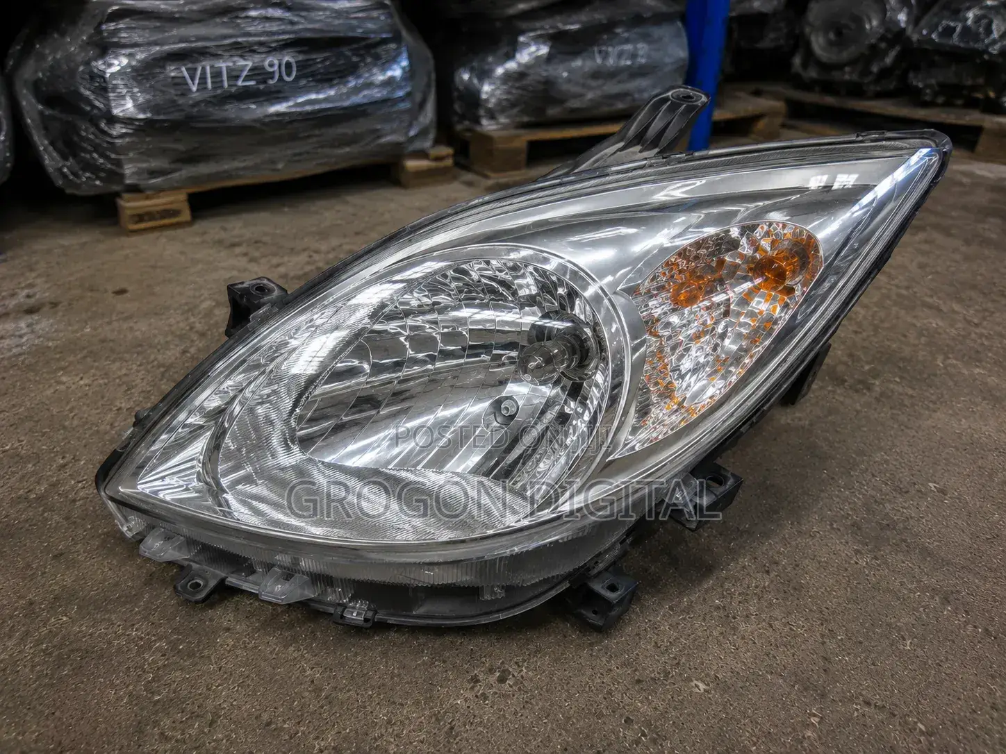 Toyota Vitz KSP90 Genuine Ex Japan Front Headlight 2005