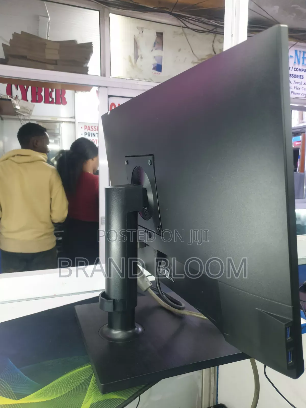 24"monitor Streched