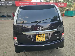 Toyota ISIS 2014 Orange