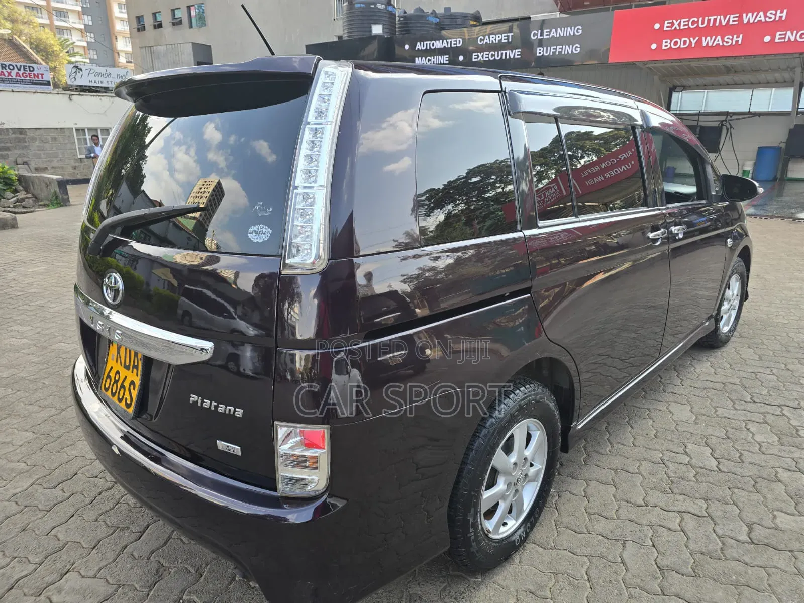 Toyota ISIS 2014 Orange