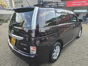 Toyota ISIS 2014 Orange