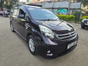 Toyota ISIS 2014 Orange