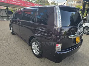 Toyota ISIS 2014 Orange