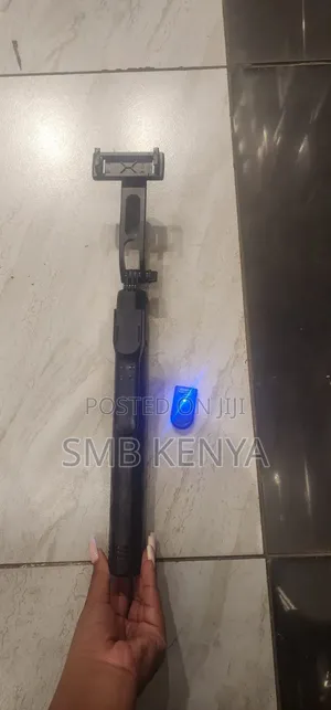 Wireless Selfie Stick for Live Broadcasting
