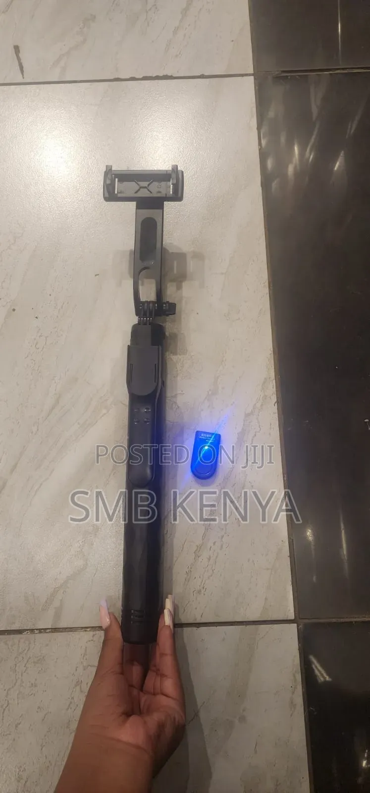 Wireless Selfie Stick for Live Broadcasting