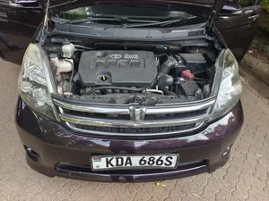 Toyota ISIS 2012 Burgundy