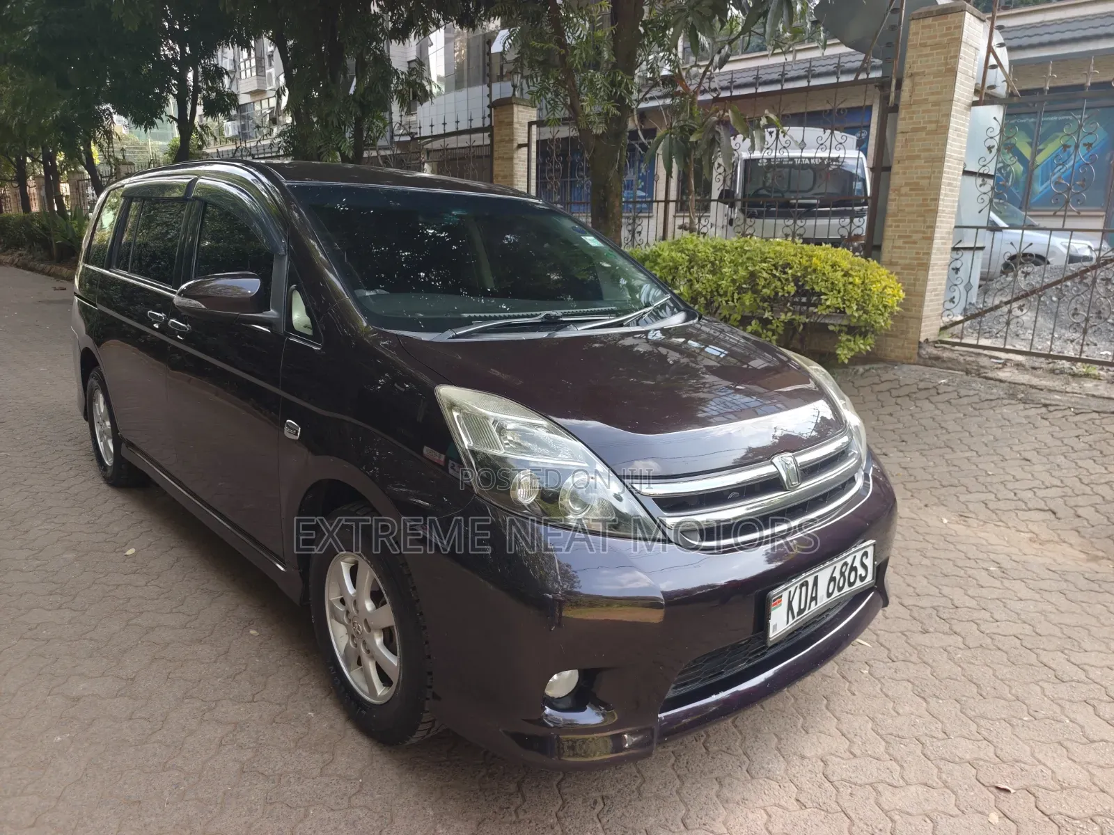 Toyota ISIS 2012 Burgundy