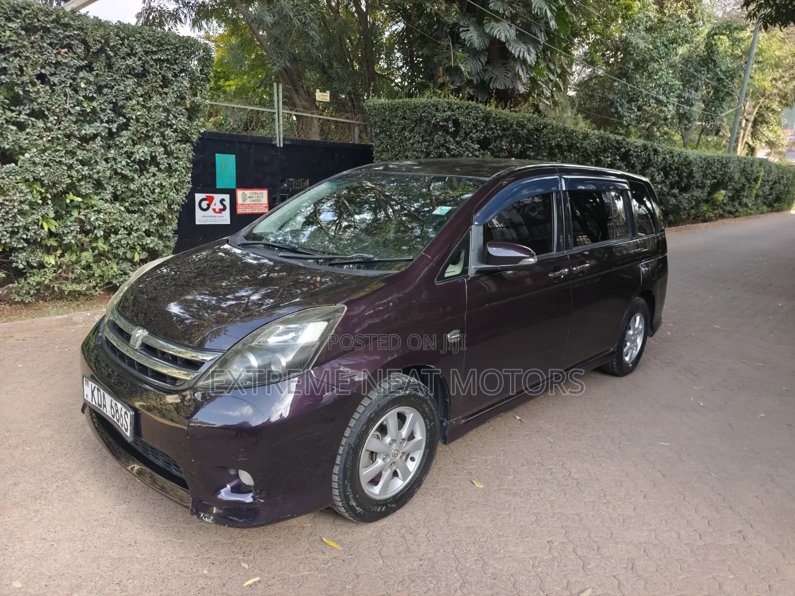 Toyota ISIS 2012 Burgundy