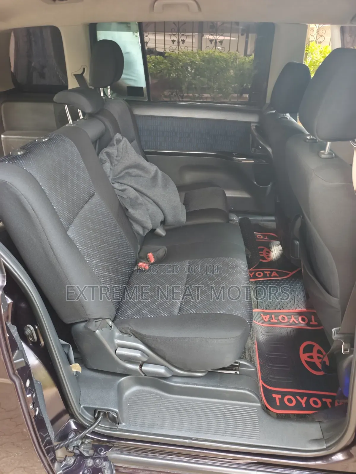 Toyota ISIS 2012 Burgundy