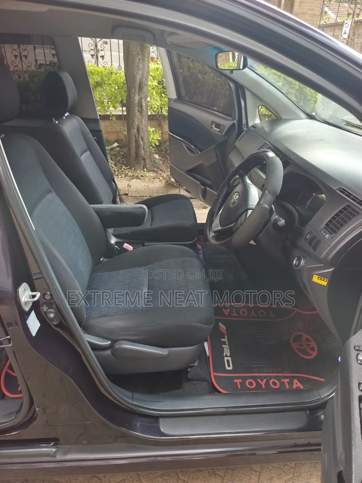 Toyota ISIS 2012 Burgundy