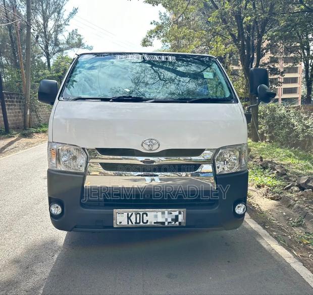 Toyota HiAce 2014 White - thumbnail 2