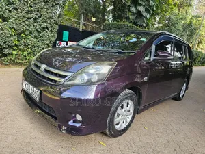 Toyota ISIS 2014 Burgundy