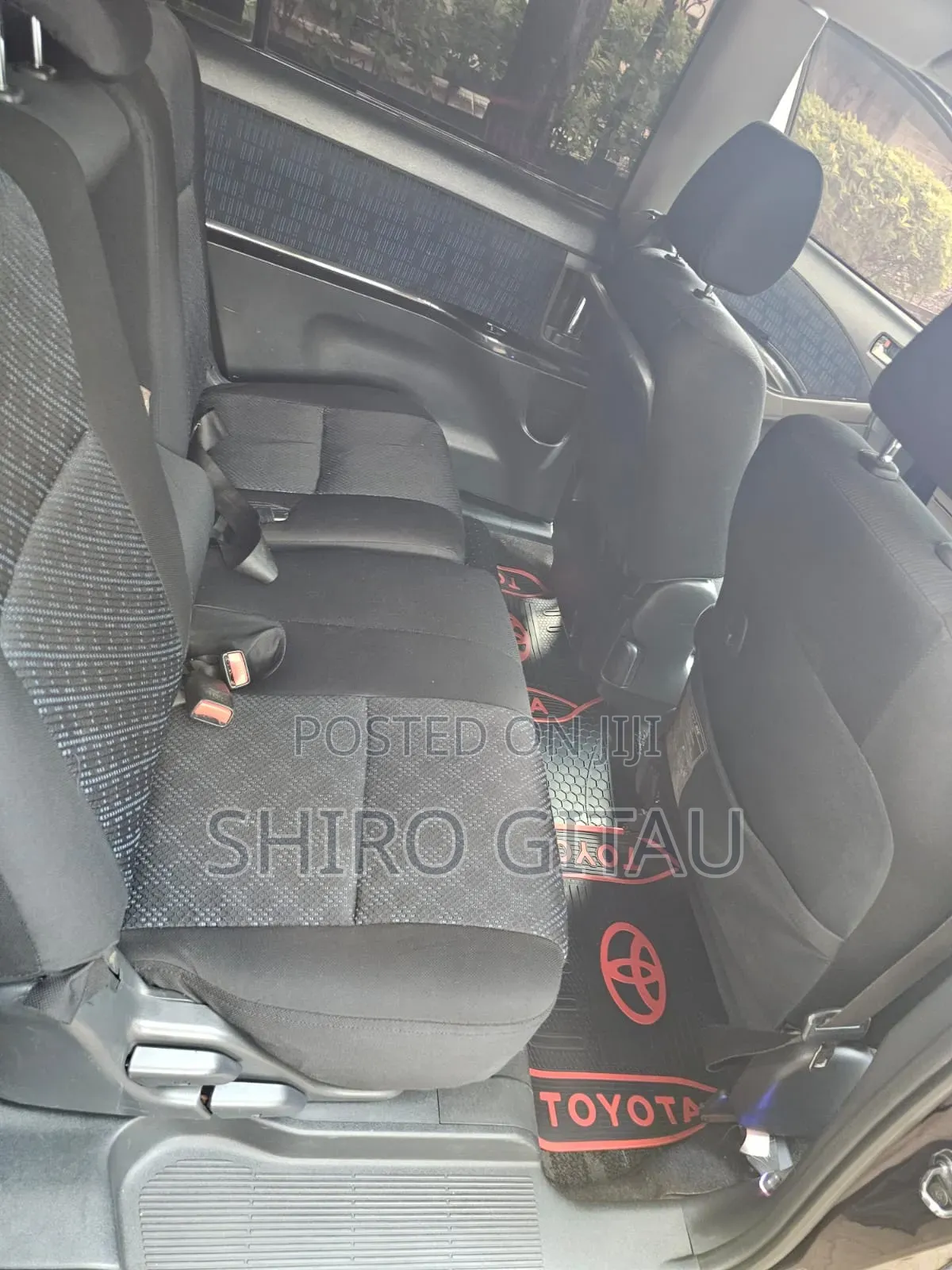 Toyota ISIS 2014 Burgundy