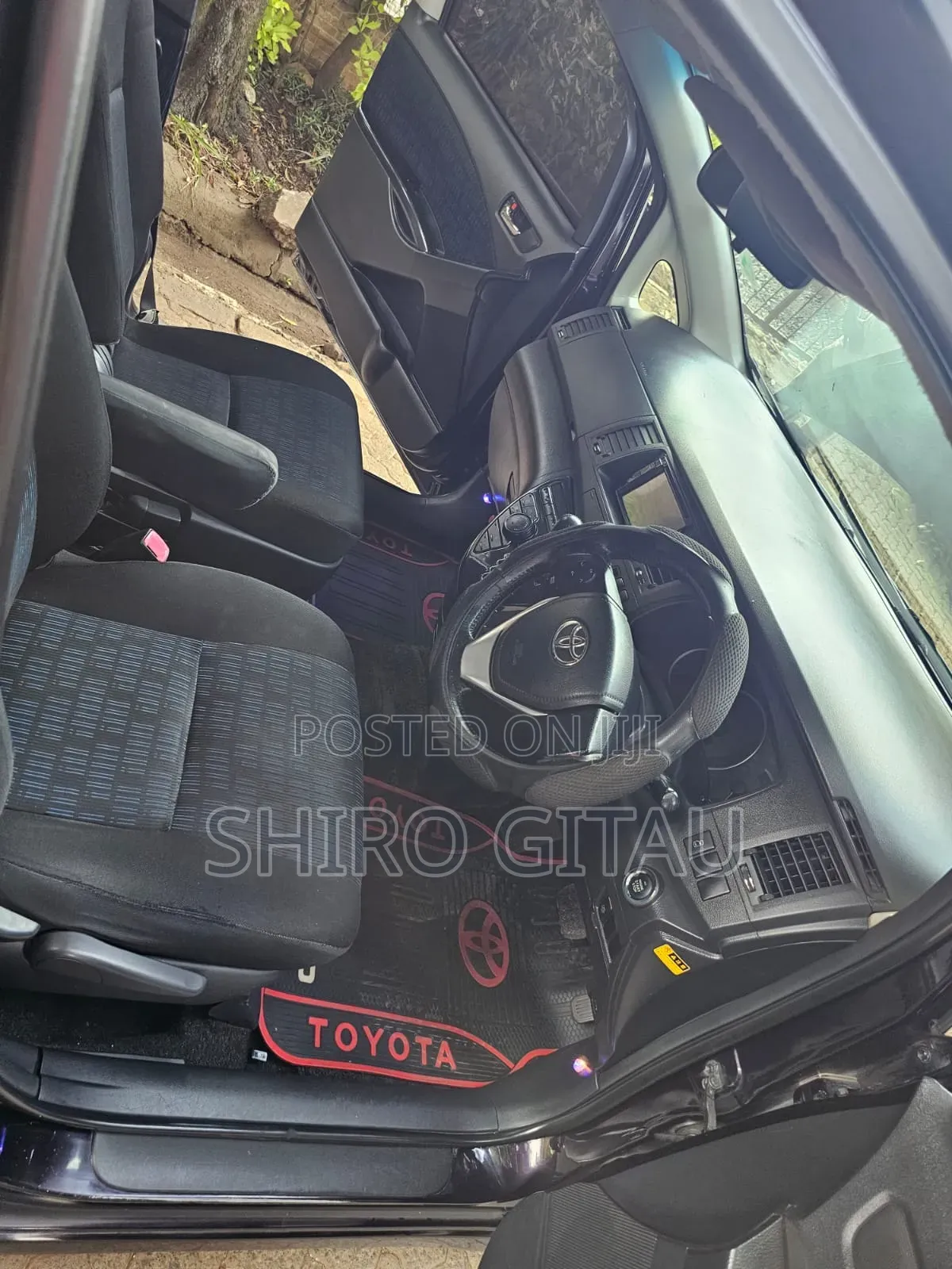 Toyota ISIS 2014 Burgundy