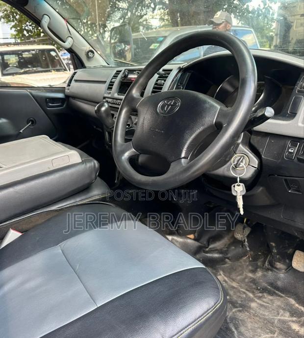 Toyota HiAce 2012 White - thumbnail 6