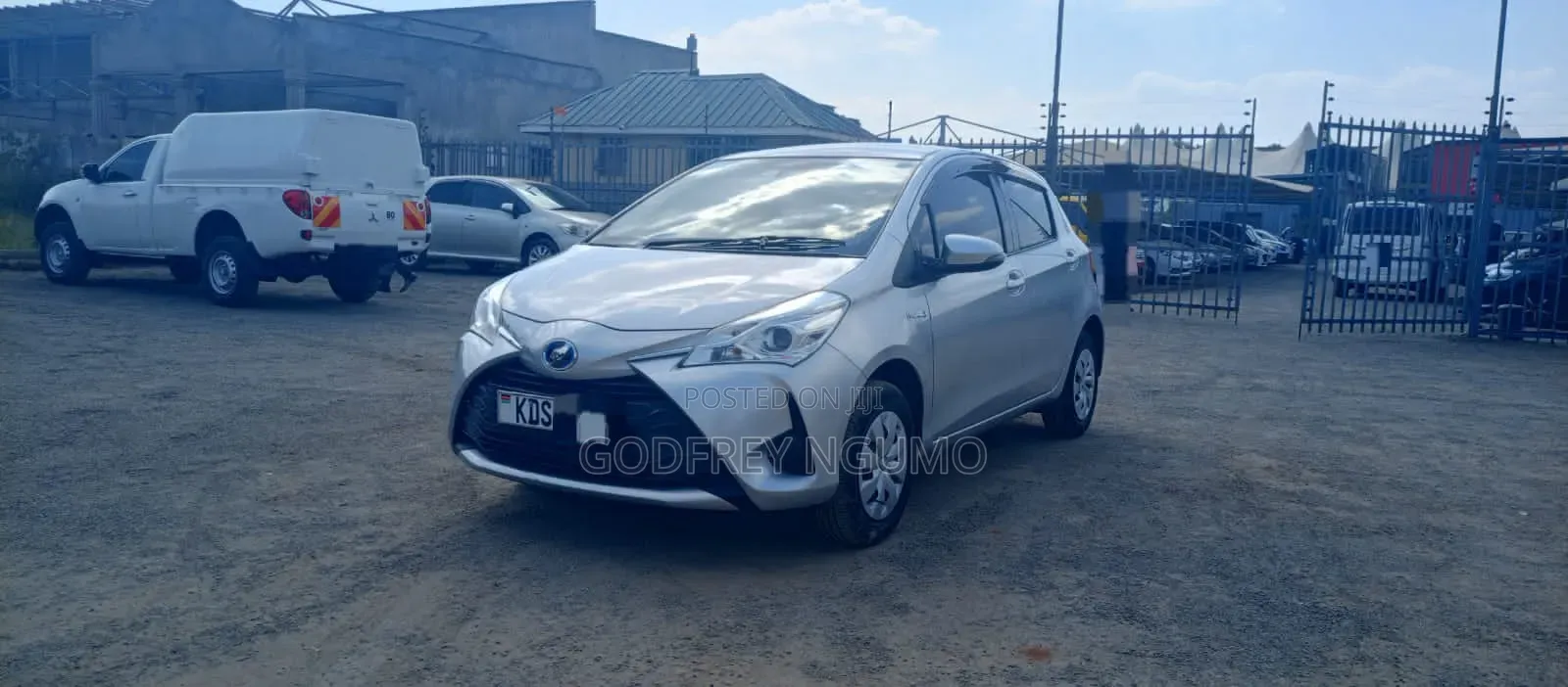 Toyota Vitz 2017 Silver