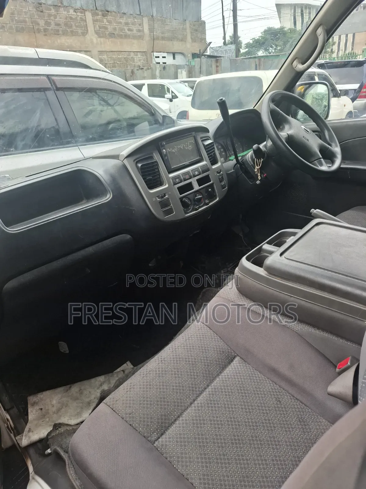 Nissan Caravan (Urvan) 2012 Yellow