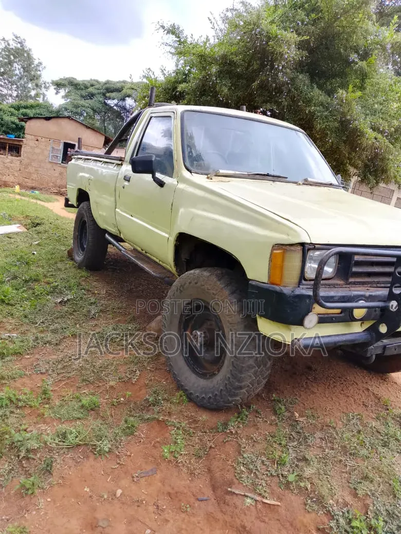 Toyota Hilux 1990 Beige