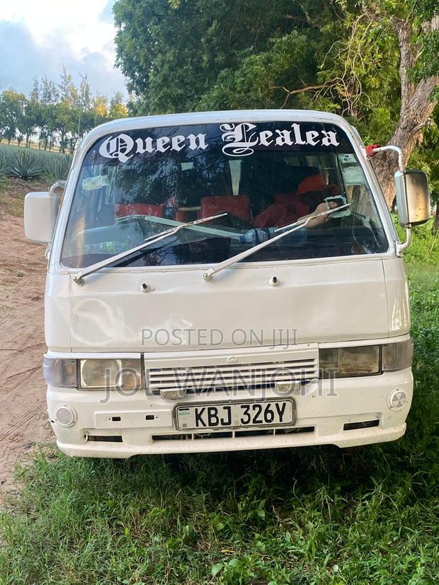 Nissan Caravan (Urvan) 2001 White - main view
