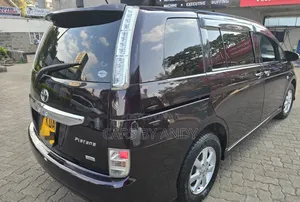 Toyota ISIS 2014 Black