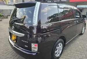 Toyota ISIS 2014 Black