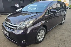 Toyota ISIS 2014 Black