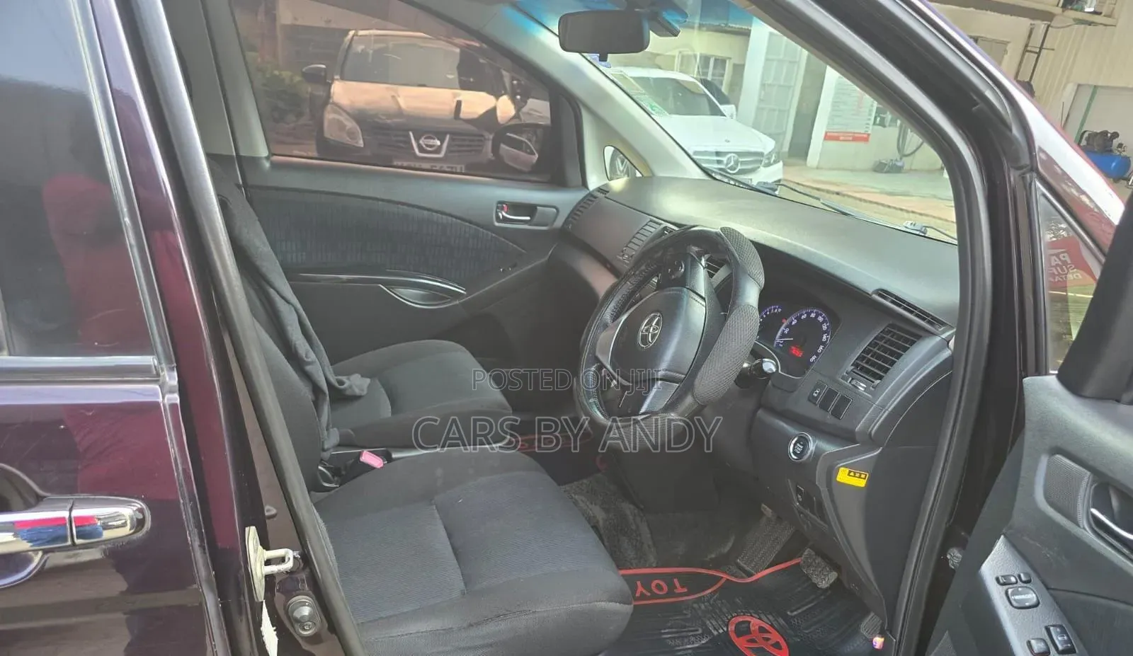 Toyota ISIS 2014 Black