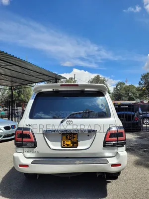 Toyota Land Cruiser 2002 White