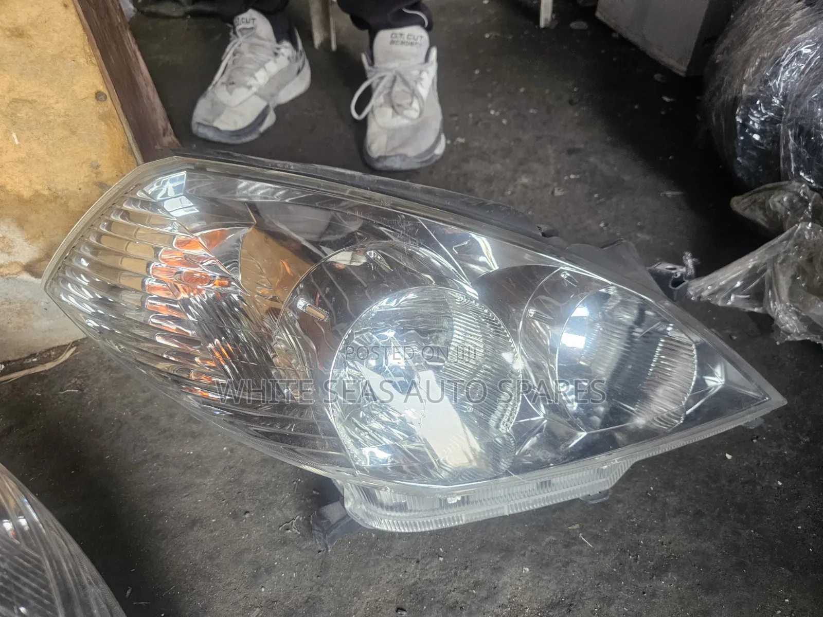 Nissan Wingroad Y 11 Headlight