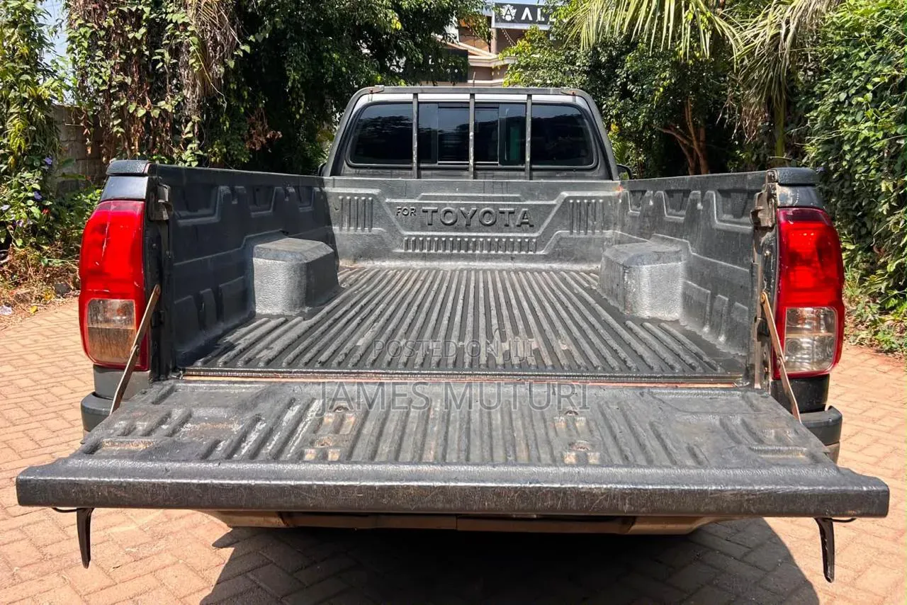 Toyota Hilux 2017 Gray