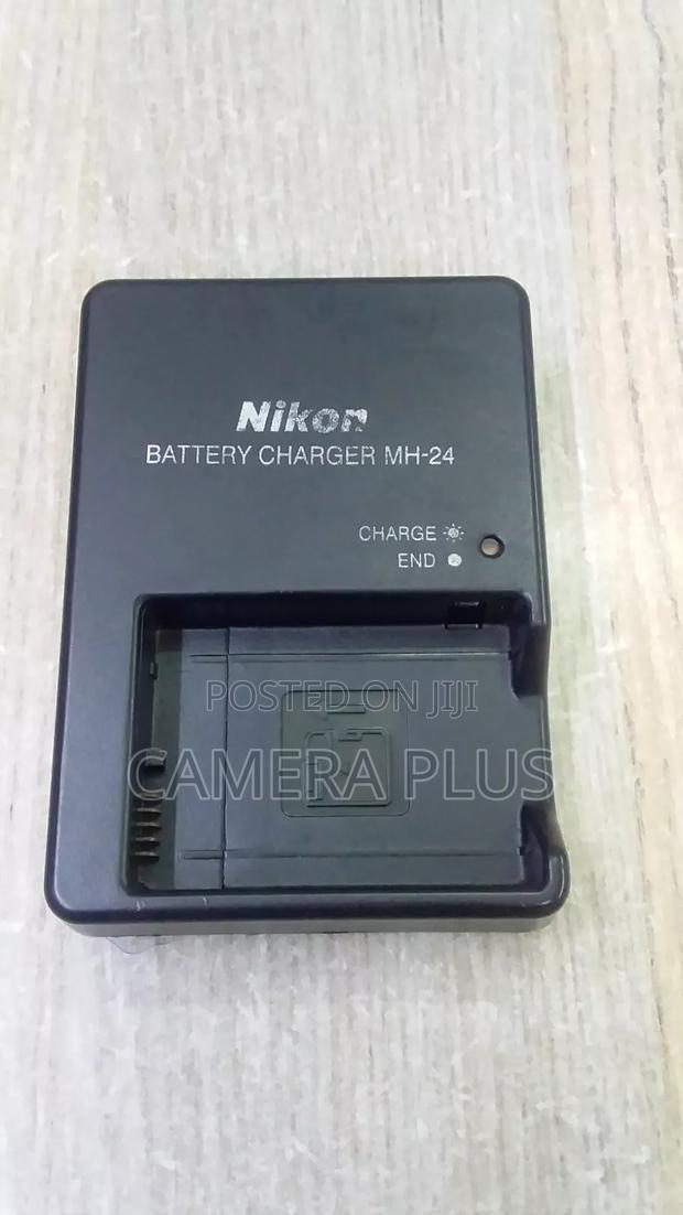 Nikon DSLR Camera Charger - main view