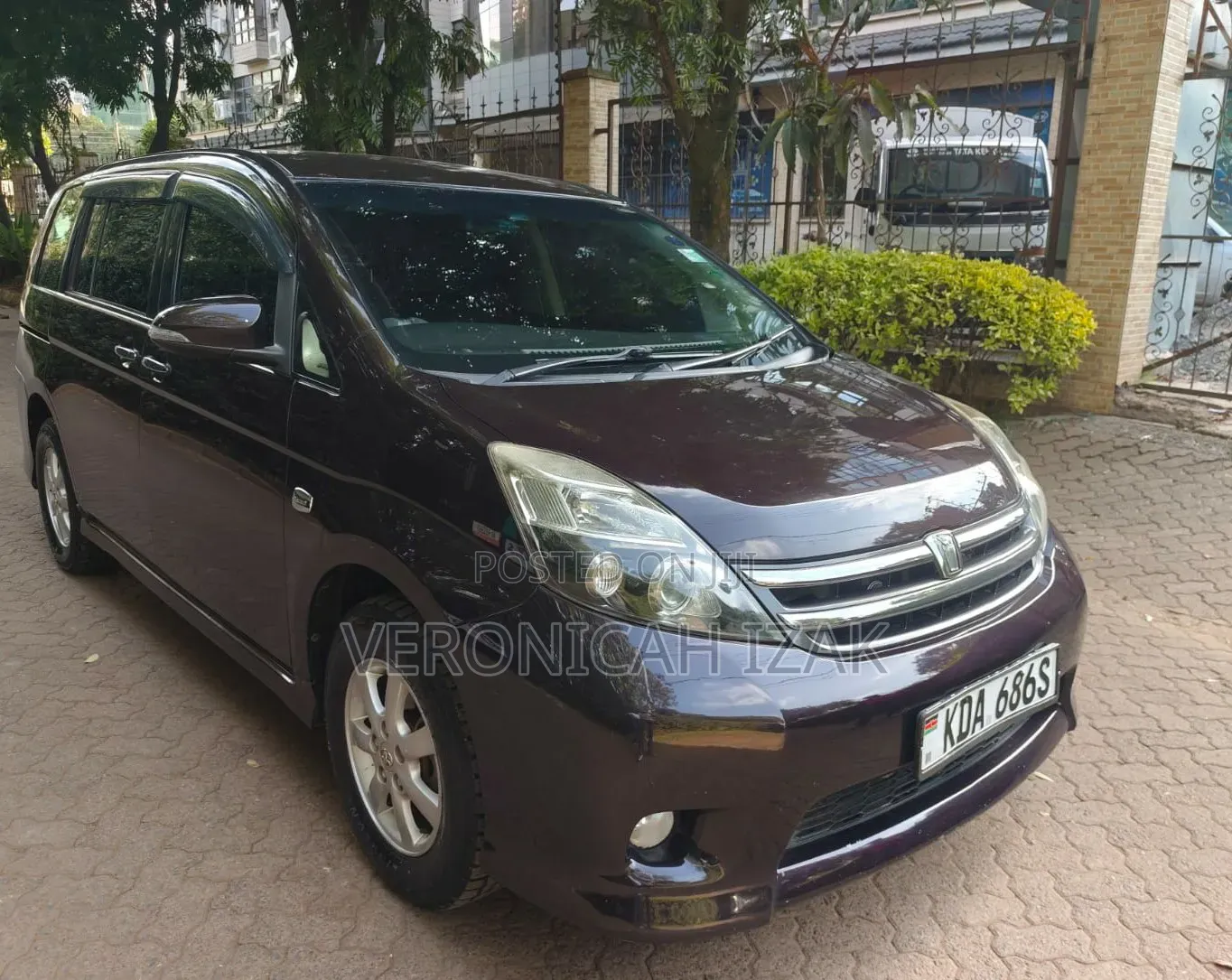 Toyota ISIS 2012 Burgundy