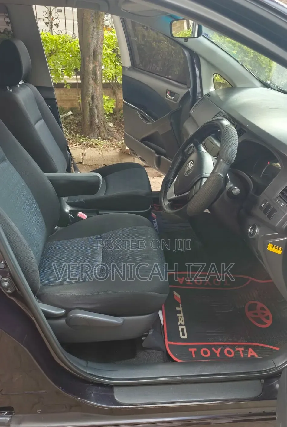Toyota ISIS 2012 Burgundy