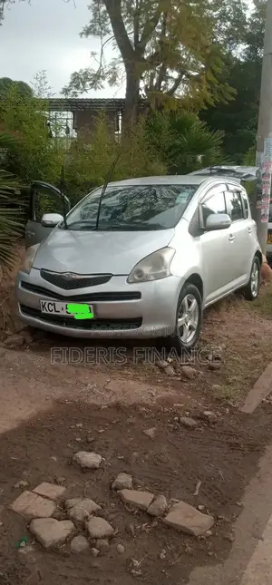 Toyota Ractis 2010 Silver
