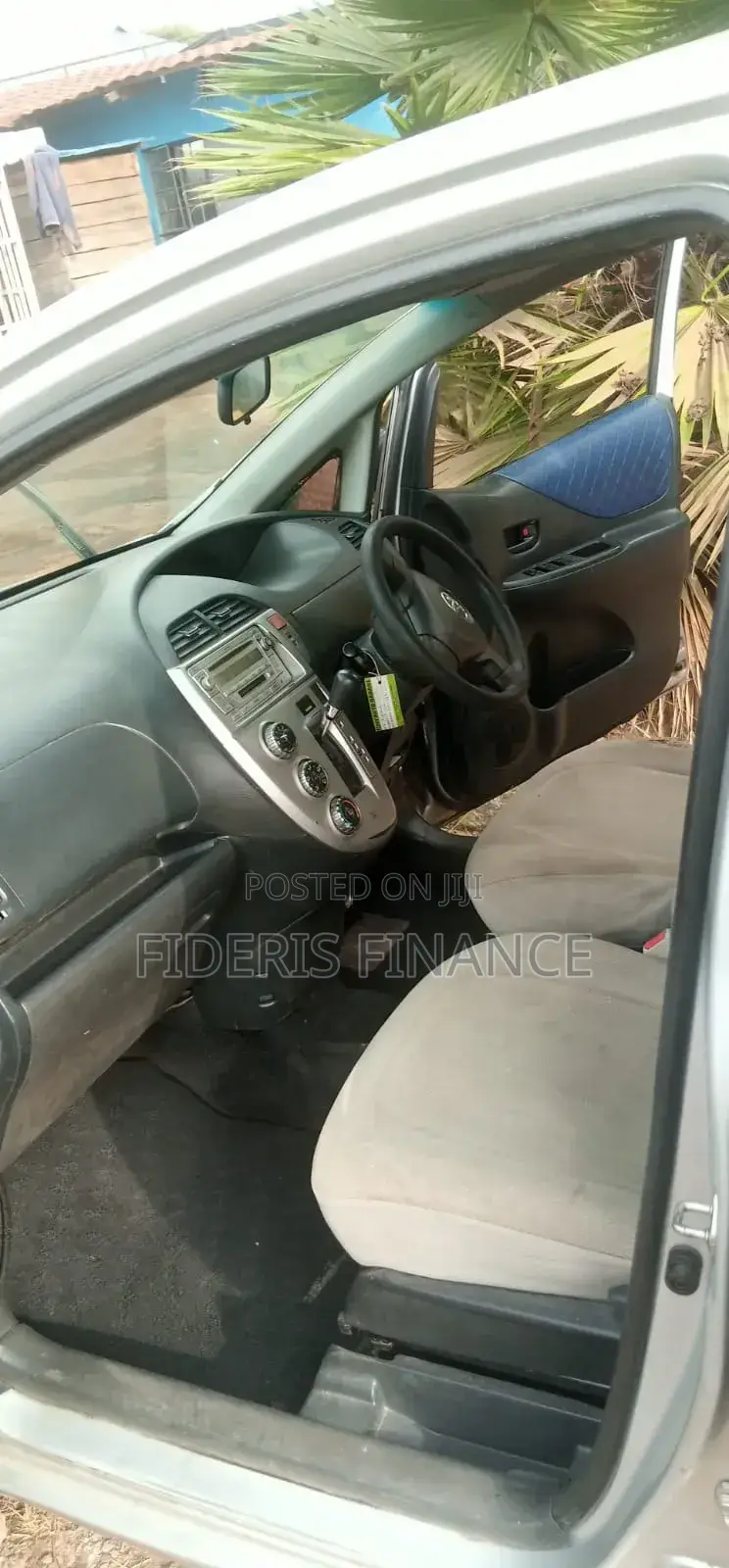 Toyota Ractis 2010 Silver