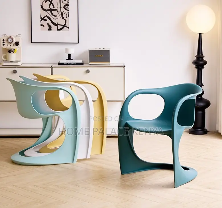 Dining Chair: Seamless Cantilever Curve Plastic Chair
