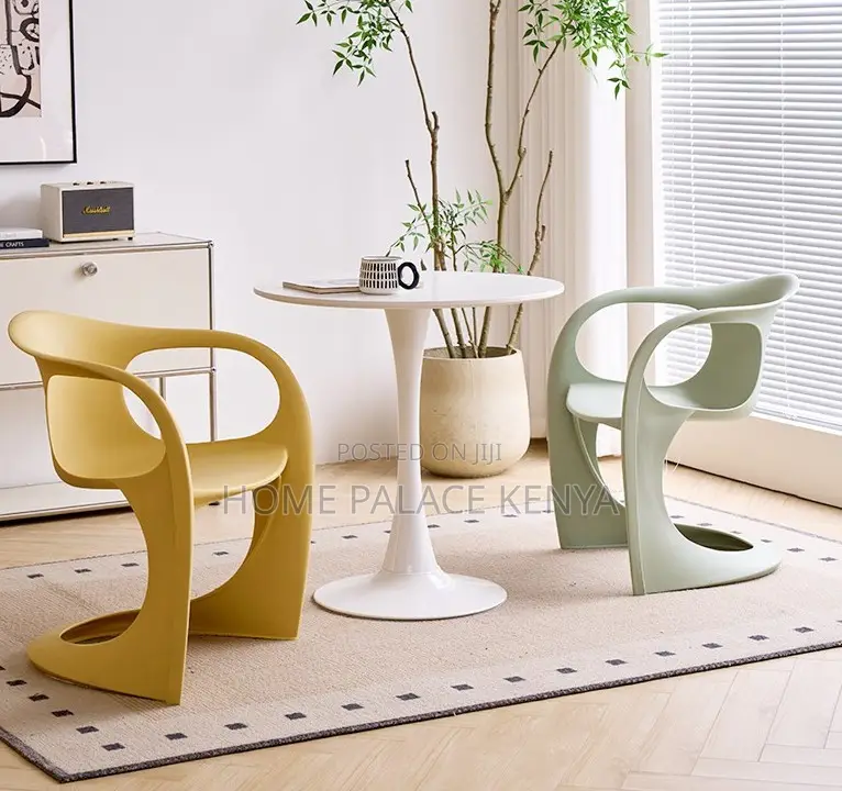 Dining Chair: Seamless Cantilever Curve Plastic Chair