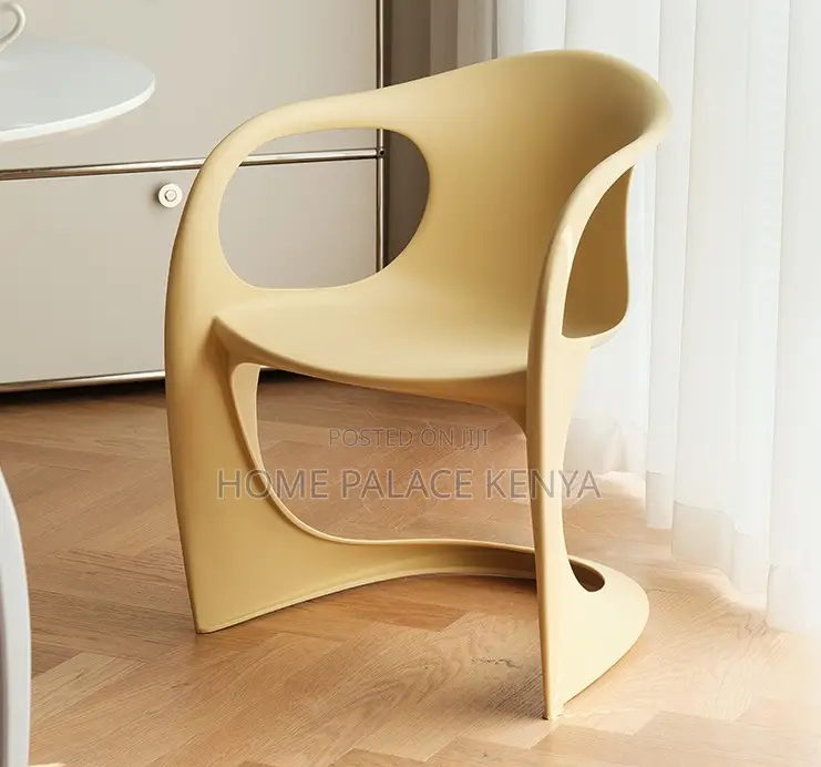 Dining Chair: Seamless Cantilever Curve Plastic Chair