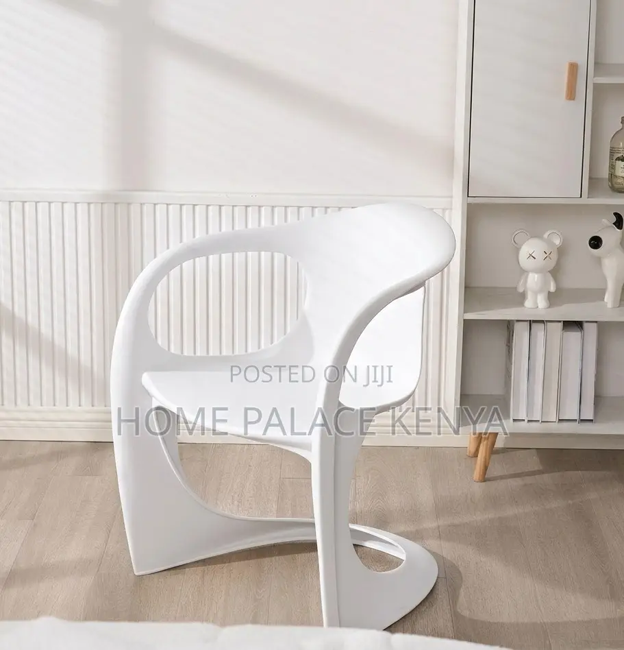 Dining Chair: Seamless Cantilever Curve Plastic Chair
