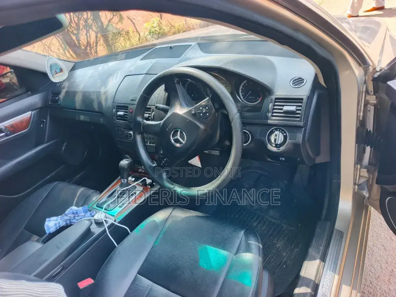 Mercedes-Benz C200 2011 Beige