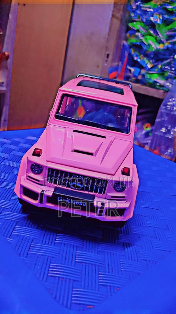 Mercedes-Benz G63 AMG Die-Cast Toy Car – Doors Open, Premium Model