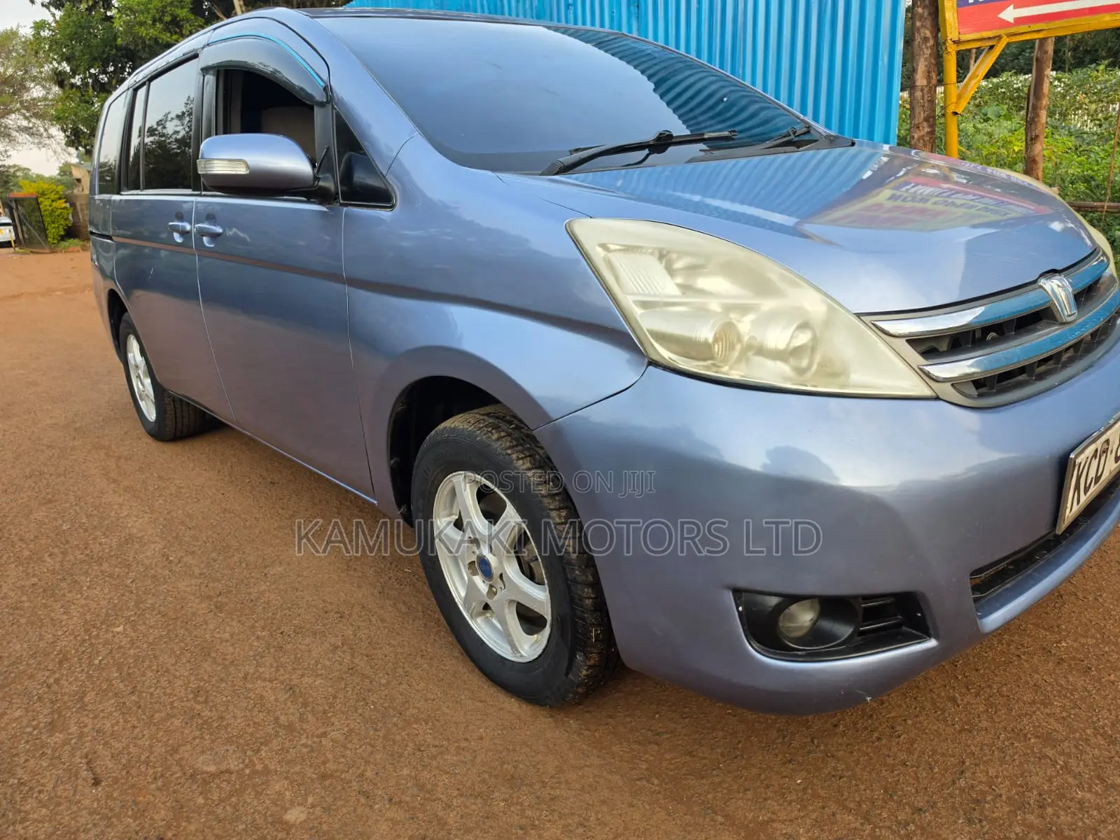 Toyota ISIS 2007 Blue