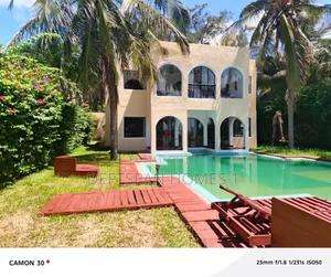 Furnished 4bdrm Villa in Barani Street for sale