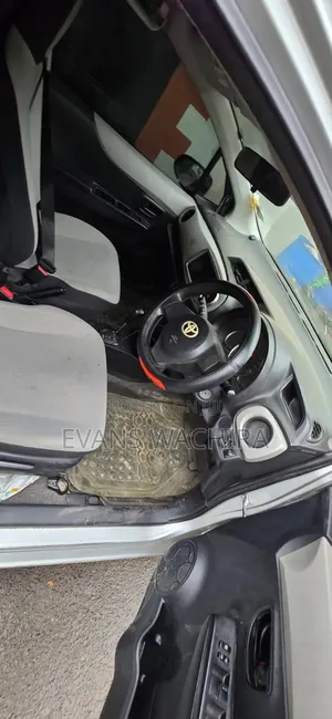 Toyota Vitz 2014 Silver