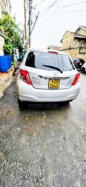 Toyota Vitz 2014 Silver