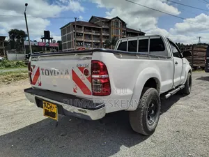 Toyota Hilux 2010 White